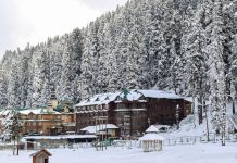 Fresh snowfall delights tourists in Gulmarg, other Valley areas