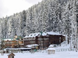 Fresh snowfall delights tourists in Gulmarg, other Valley areas